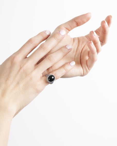 DOTTED OVAL ONYX SIGNET RING 2