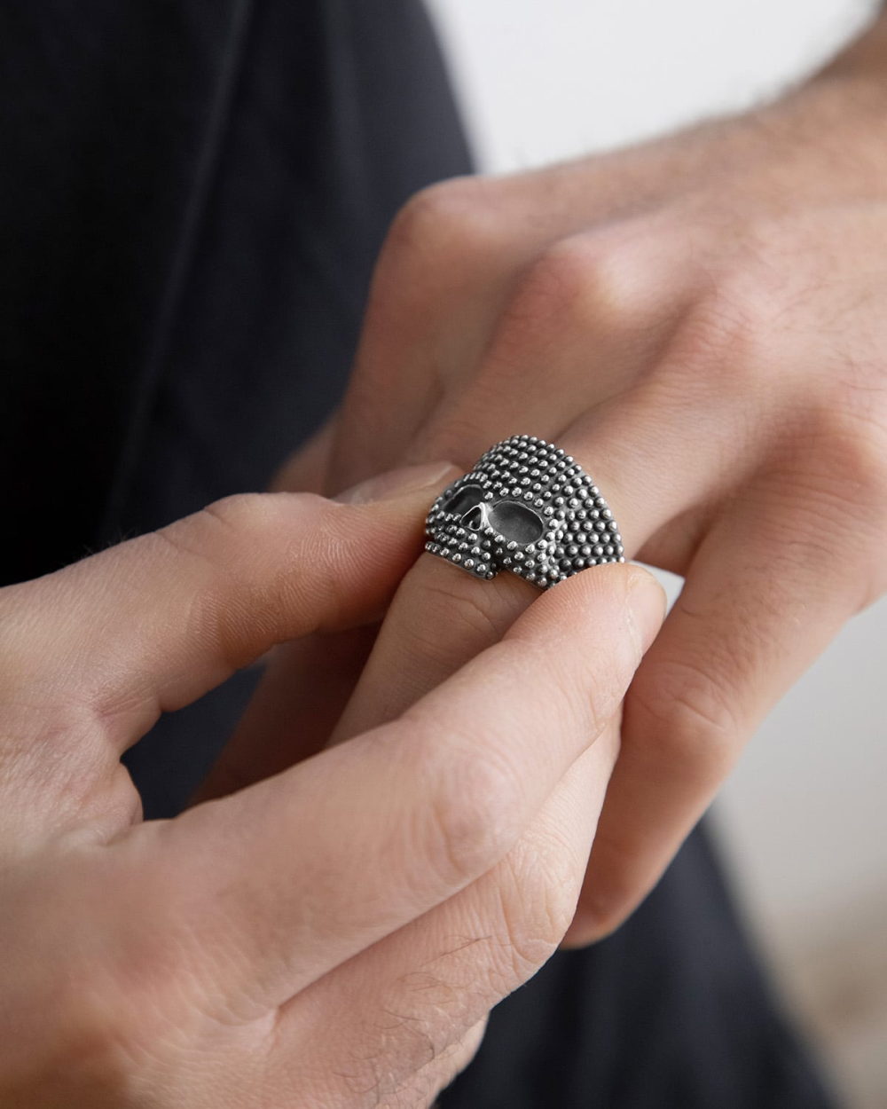 DOTTED SKULL RING