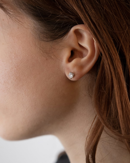 LIGHT POINT SINGLE EARRING / POLISHED RHODIUM PLATED