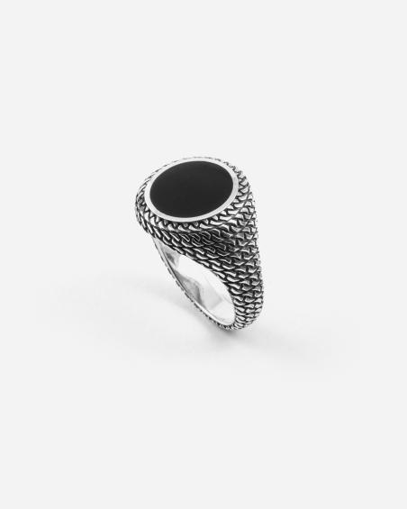 GEAR ROUND SIGNET RING WITH CURB CHAIN TEXTURE AND ONYX STONE