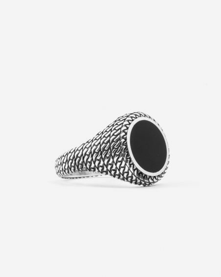 GEAR ROUND SIGNET RING WITH CURB CHAIN TEXTURE AND ONYX STONE