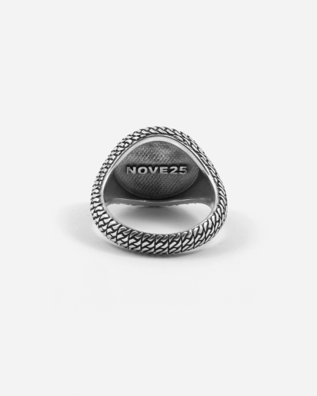 GEAR ROUND SIGNET RING WITH CURB CHAIN TEXTURE AND ONYX STONE