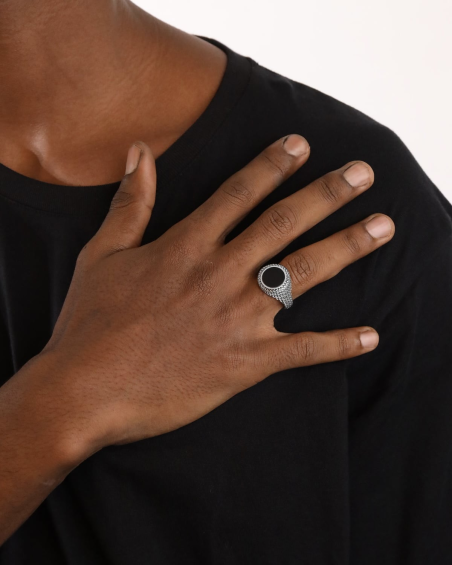 GEAR ROUND SIGNET RING WITH CURB CHAIN TEXTURE AND ONYX STONE