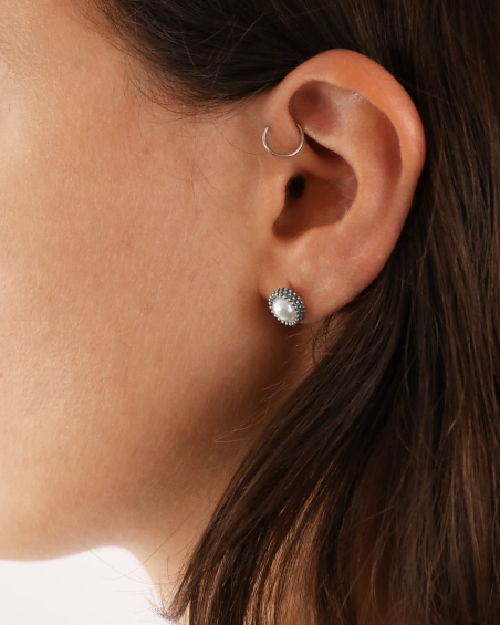 PEARL FLOWER DOTTED LOBE EARRING WITH PEARL AND SPHERE