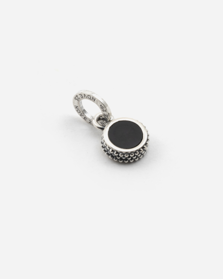 MINI CHARM COLGANTE TEXTURE PUNTEADA DE PLATA CON PIEDRA NEGRA