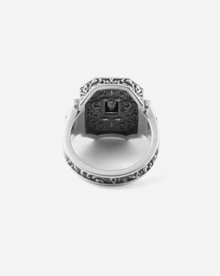 ANILLO CHEVALIER OCTAGÓN DECORADO CLYDE DE PLATA CON PIEDRA NEGRA