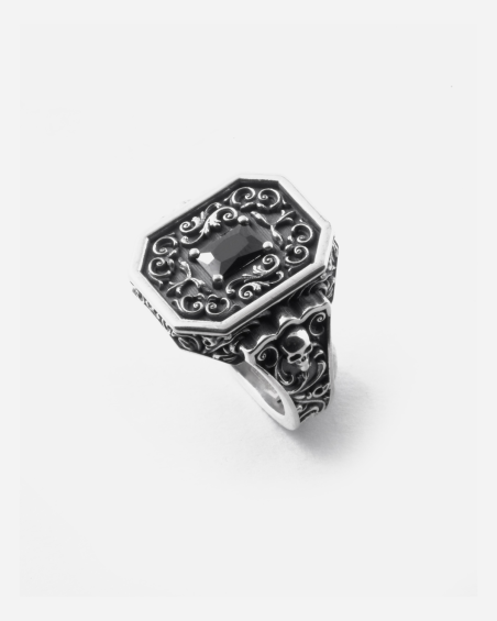 ANELLO CHEVALIER OTTAGONO DECORATO CLYDE IN ARGENTO CON PIETRA NERA