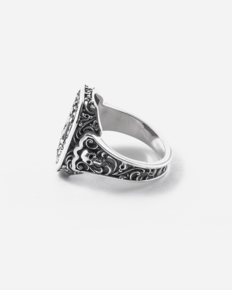 ANILLO CHEVALIER OCTAGÓN DECORADO CLYDE DE PLATA CON PIEDRA NEGRA