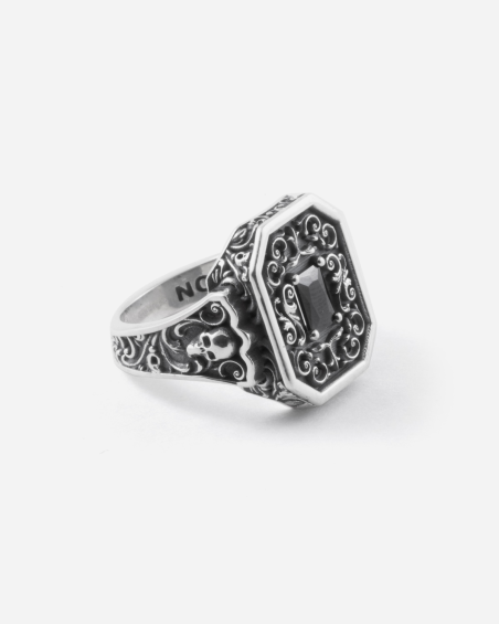 ANILLO CHEVALIER OCTAGÓN DECORADO CLYDE DE PLATA CON PIEDRA NEGRA