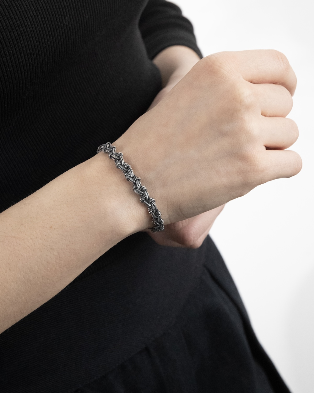 PULSERA TRENZADA NUDOS PEQUEÑOS DE PLATA