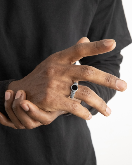 ANILLO ALIANZA PUNTEADA BLACK CIRCLE DE PLATA CON PIEDRA NEGRA