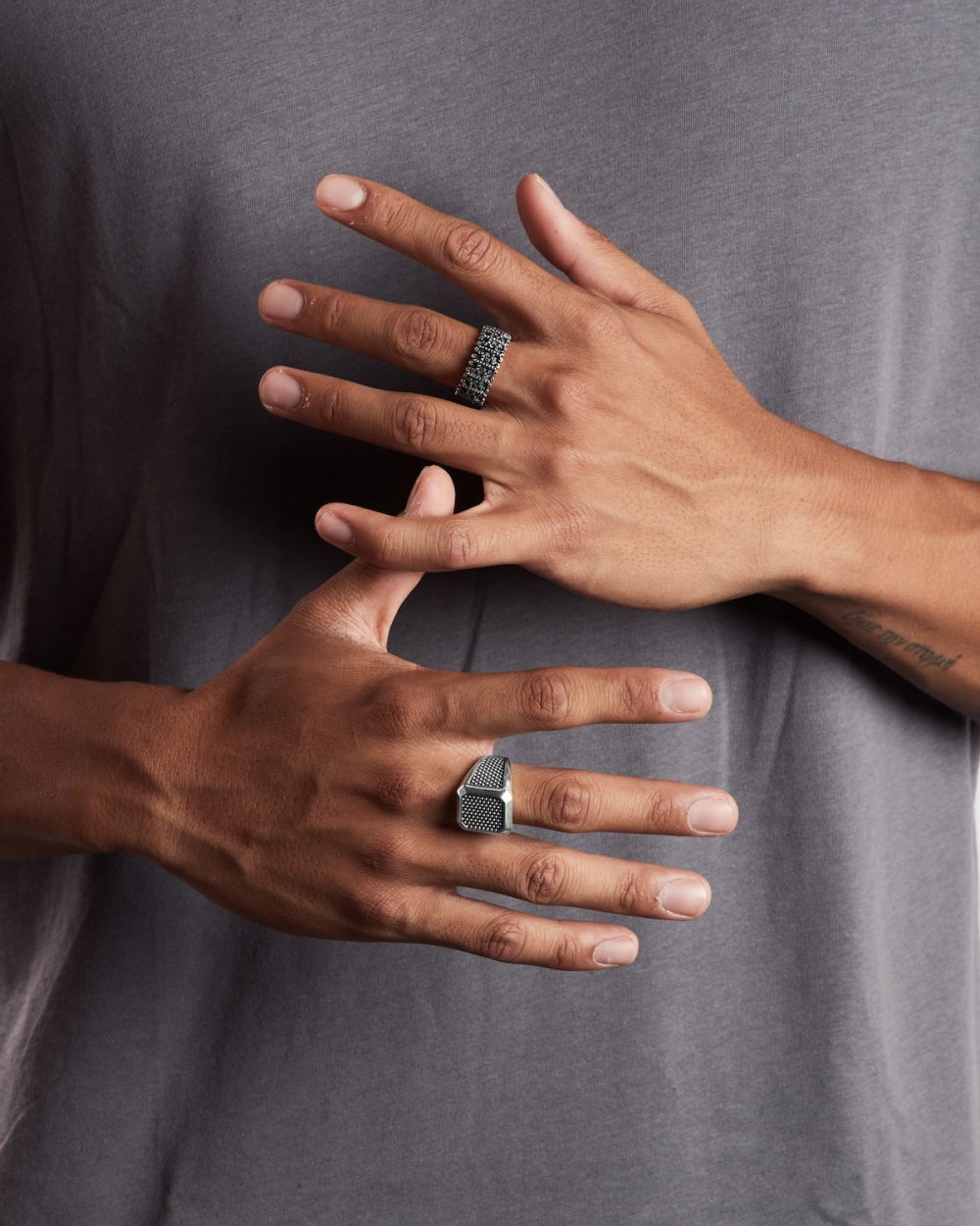 BAGUE CHEVALIÈRE OCTAGON AVEC TEXTURE...