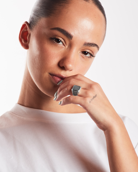 BAGUE CHEVALIÈRE OCTAGON AVEC TEXTURE À PICOTS EN ARGENT