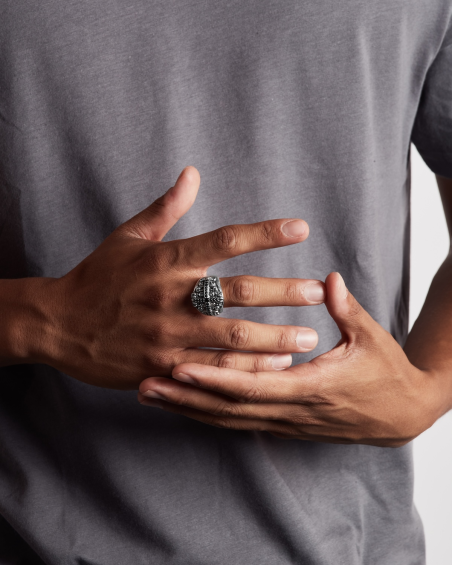 BAGUE CHEVALIÈRE HERENCIA EN ARGENT AVEC CROIX DE PIERRES NOIRS