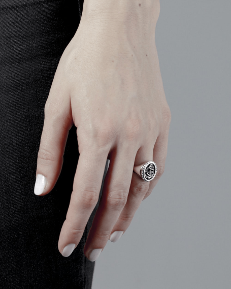 Exclusive Signet Rings for Women and Men | Nove25