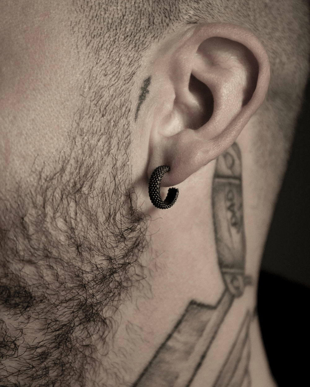 Earrings TOTAL BLACK DOTTED SMALL HOOP SINGLE EARRING NOVE25