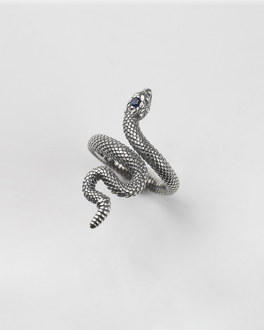 SNAKE RING WITH BLU SPINEL