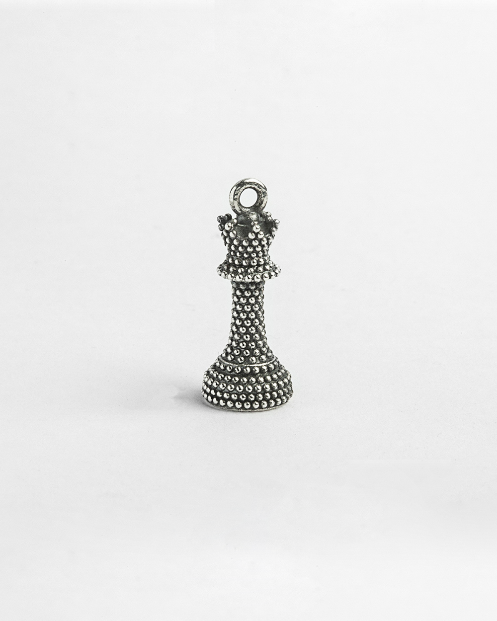 DOTTED QUEEN PENDANT