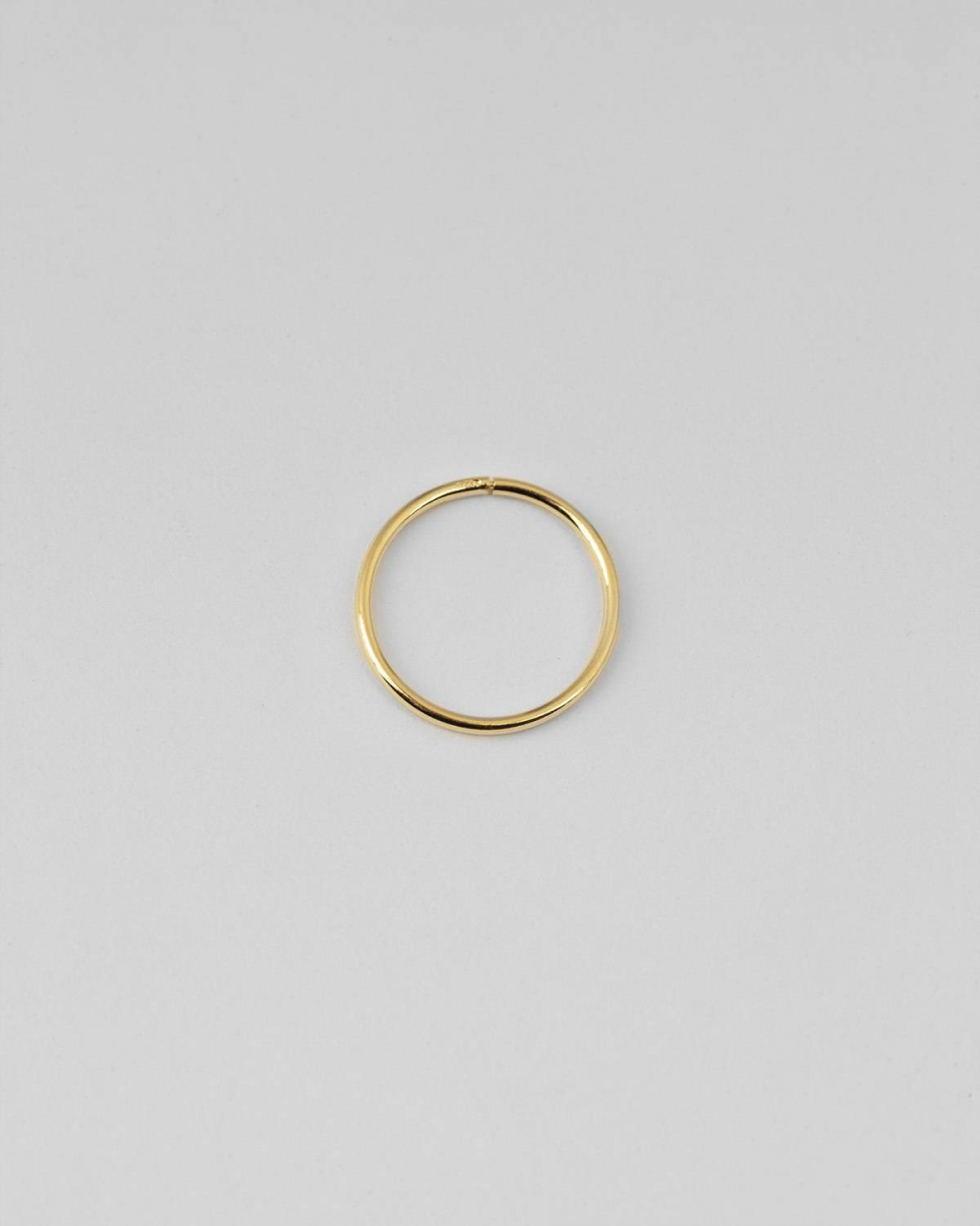 YELLOW GOLD MINI SINGLE HOOP EARRING 012 D15