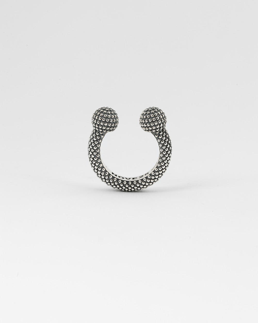 DOTTED PIERCING SPHERE BOLD RING