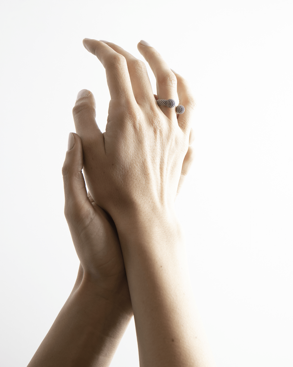 ANILLO GRANDE PIERCING ESFERAS PUNTEADO