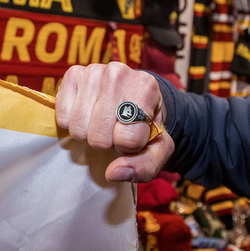 Nove25 X AS Roma | Orgoglio e passione scendono in campo per una collaborazione tutta italiana, una capsule collection di gioielli in Argento Sterling 925 unica che celebra le imprese di un Club storico e le omaggia con lo stile e la cura del dettaglio Made in Italy.