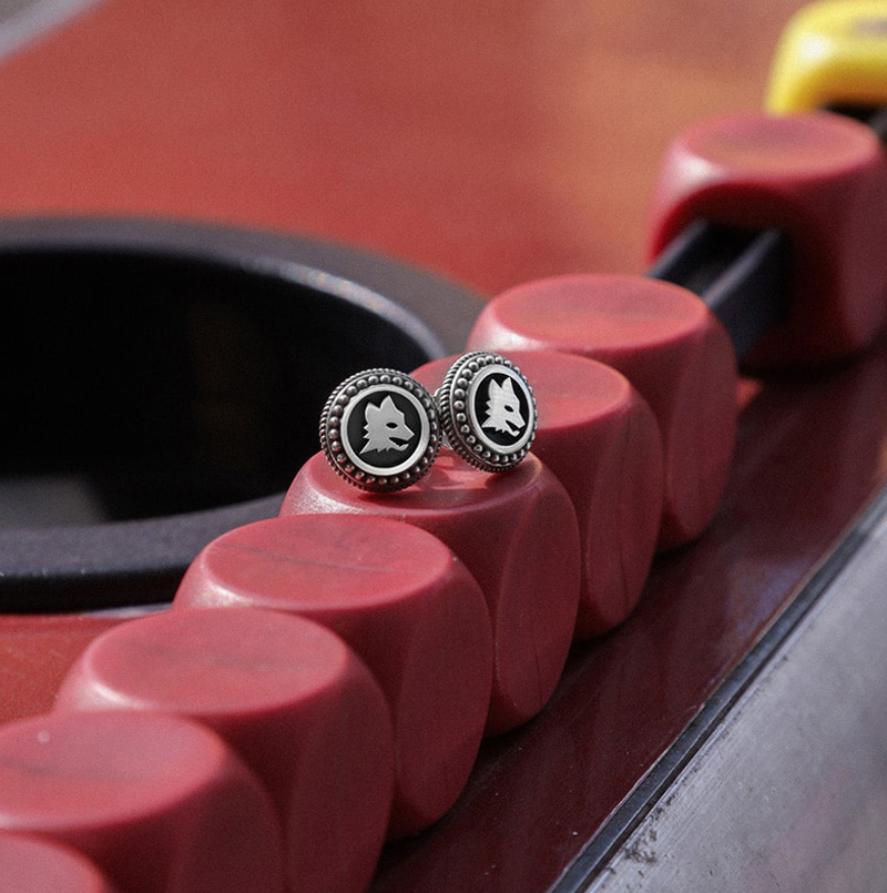 Nove25 X AS Roma | Orgoglio e passione scendono in campo per una collaborazione tutta italiana, una capsule collection di gioielli in Argento Sterling 925 unica che celebra le imprese di un Club storico e le omaggia con lo stile e la cura del dettaglio Made in Italy.