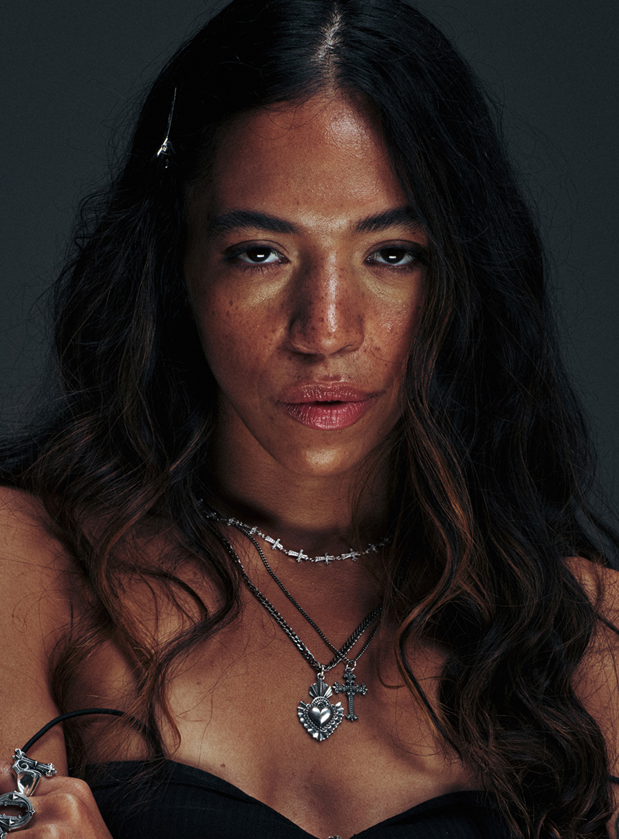 Nove25 Familia | Nove25 lancia il nuovo drop Familia, una collezione celebrativa che torna alle radici e racconta la storia del brand, dalle prime ispirazioni alle innovazioni, arrivando fino ad oggi.​ Gioielli in argento sterling 925 fatti a mano in Italia.