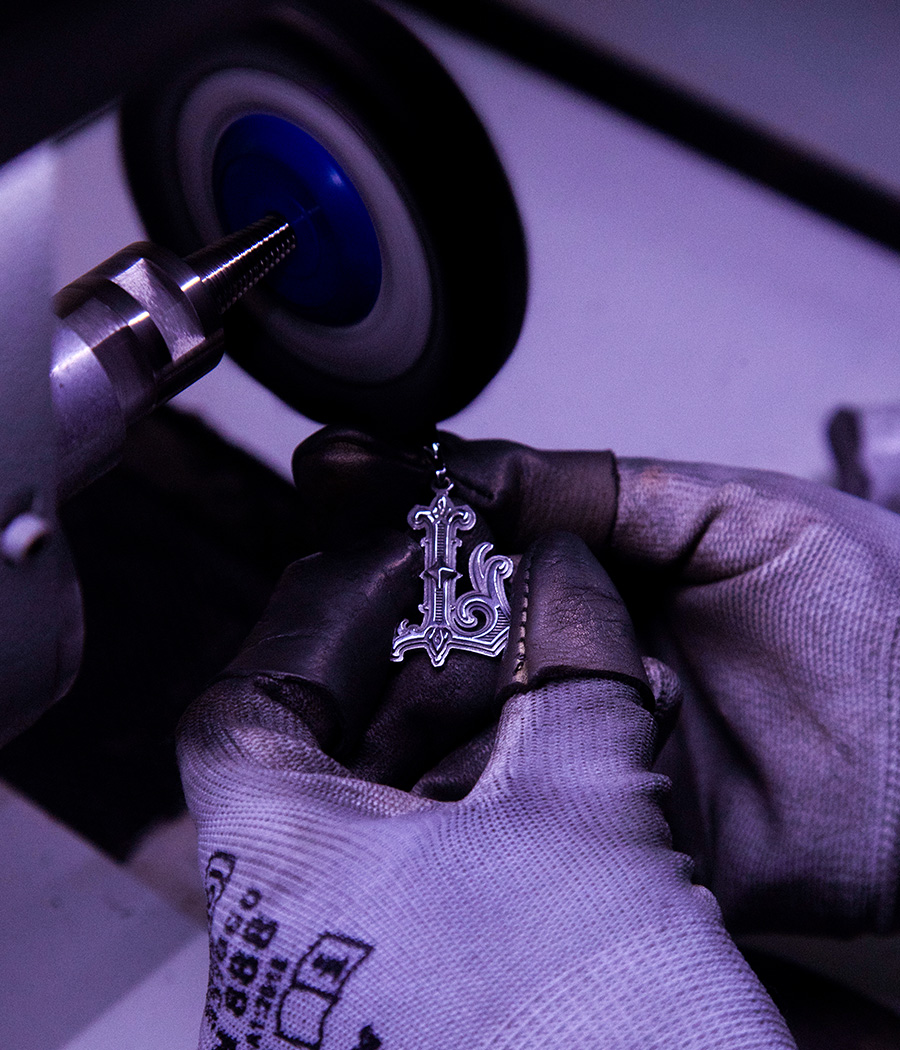 Sangre - Rae Primo X Nove25 | Scopri la collezione di gioielli in argento 925 in collaborazione con l'artista milanese Rae Primo