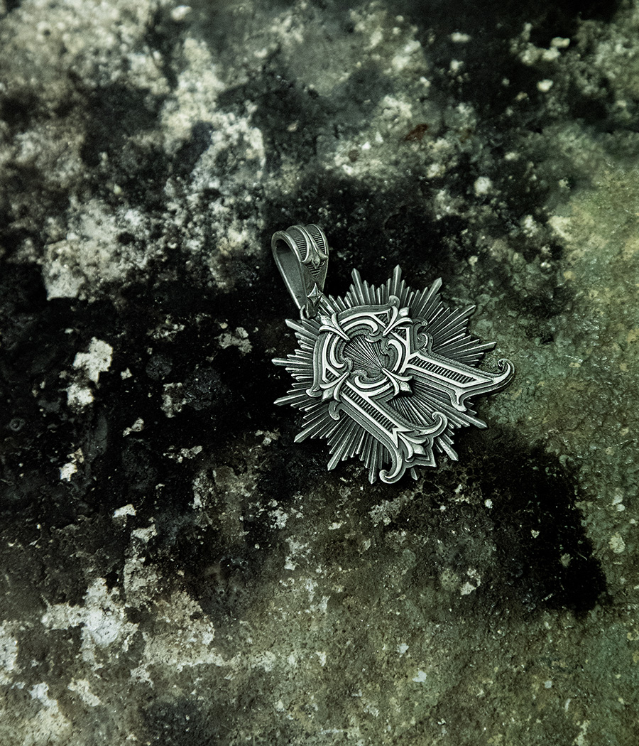 Sangre - Rae Primo X Nove25 | Scopri la collezione di gioielli in argento 925 in collaborazione con l'artista milanese Rae Primo