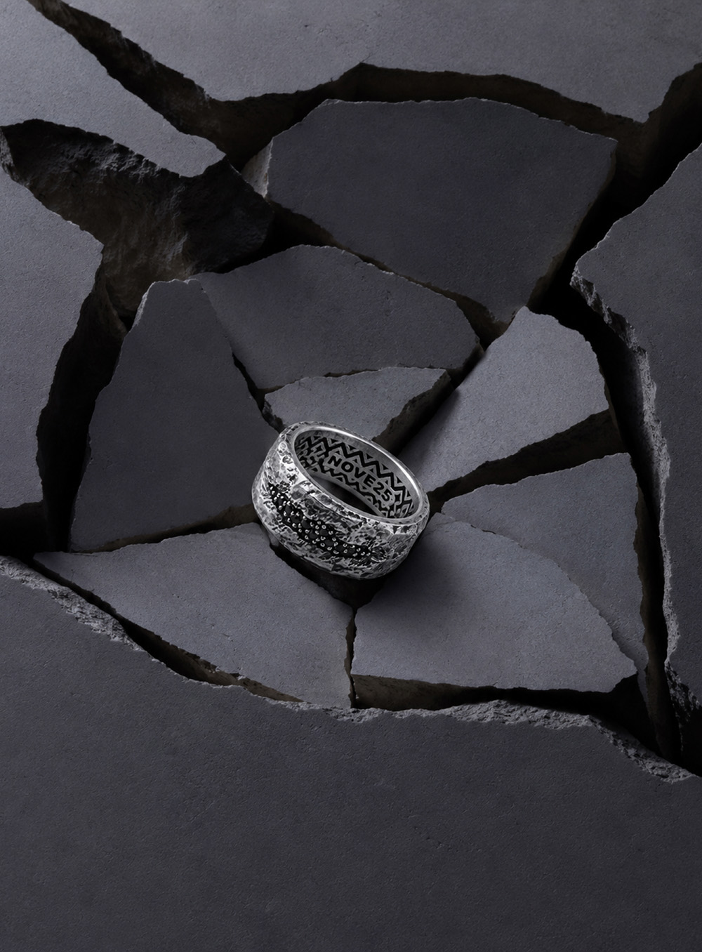 Nove25 Stone System | Pietra, roccia, superfici grezze e segni irregolari diventano il punto di partenza per costruire un nuovo immaginario Nove25.