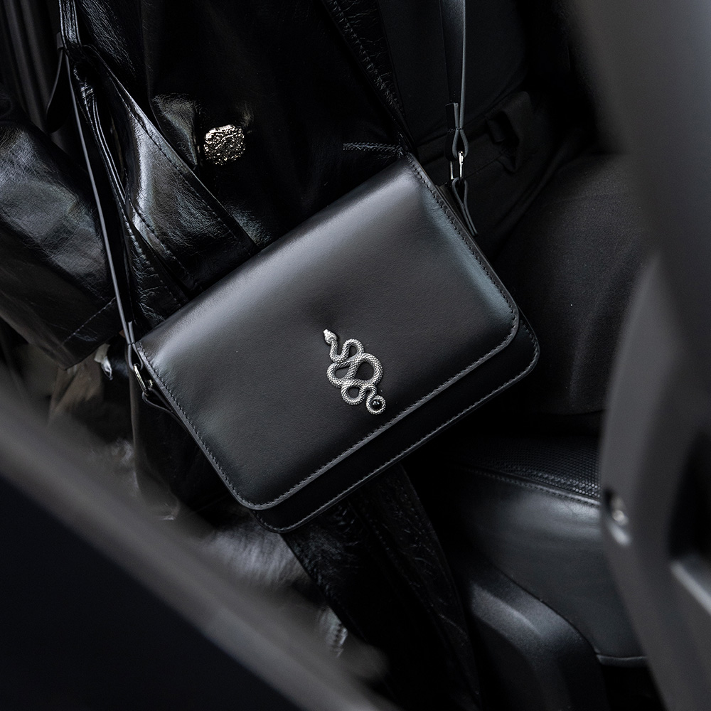 Scopri la Borsa Snake realizzata in pelle bovina e argento 925 e Made in Italy.