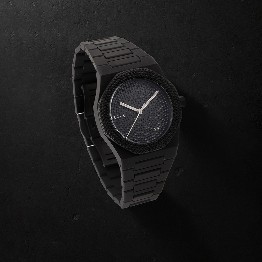 Nove25 celebra il proprio ventennale con un simbolo senza tempo: un orologio commemorativo unico nel suo genere.