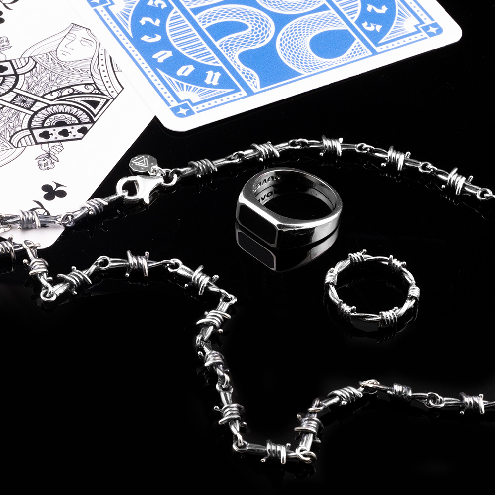 Scopri la gift guide e scegli il tuo regalo di Natale firmato Nove25. Gioielli realizzati in argento 925 e Made in Italy.