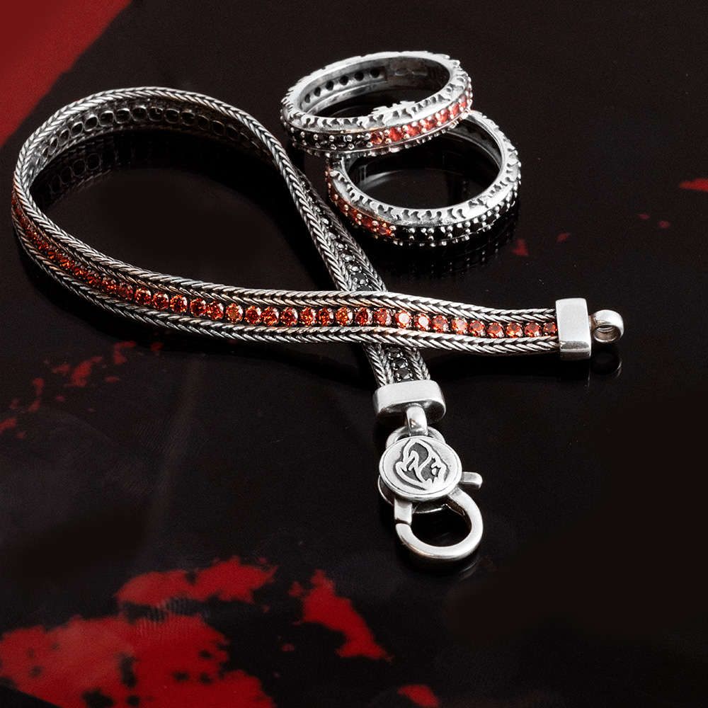 Born From Fire | Scopri i gioielli in argento 925 della collaborazione tra Nove25 e AC Milan