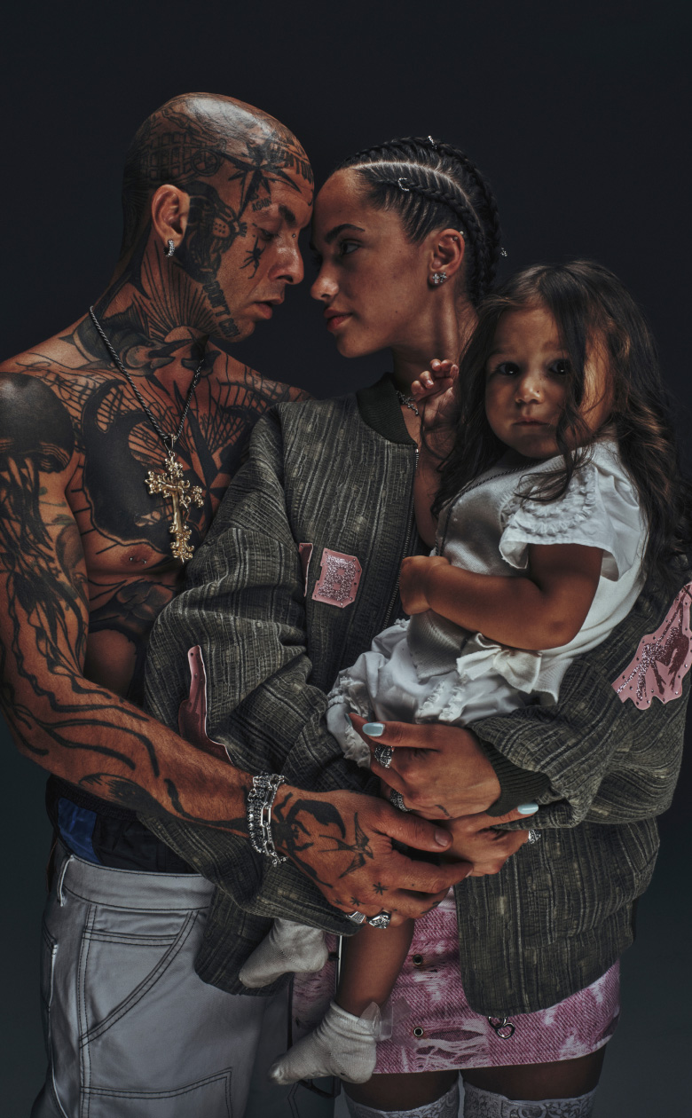 Nove25 Familia | Nove25 lancia il nuovo drop Familia, una collezione celebrativa che torna alle radici e racconta la storia del brand, dalle prime ispirazioni alle innovazioni, arrivando fino ad oggi.​ Gioielli in argento sterling 925 fatti a mano in Italia.