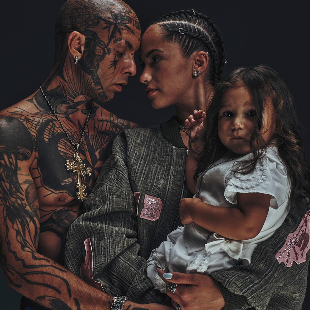 Nove25 Familia | Nove25 lancia il nuovo drop Familia, una collezione celebrativa che torna alle radici e racconta la storia del brand, dalle prime ispirazioni alle innovazioni, arrivando fino ad oggi.​ Gioielli in argento sterling 925 fatti a mano in Italia.