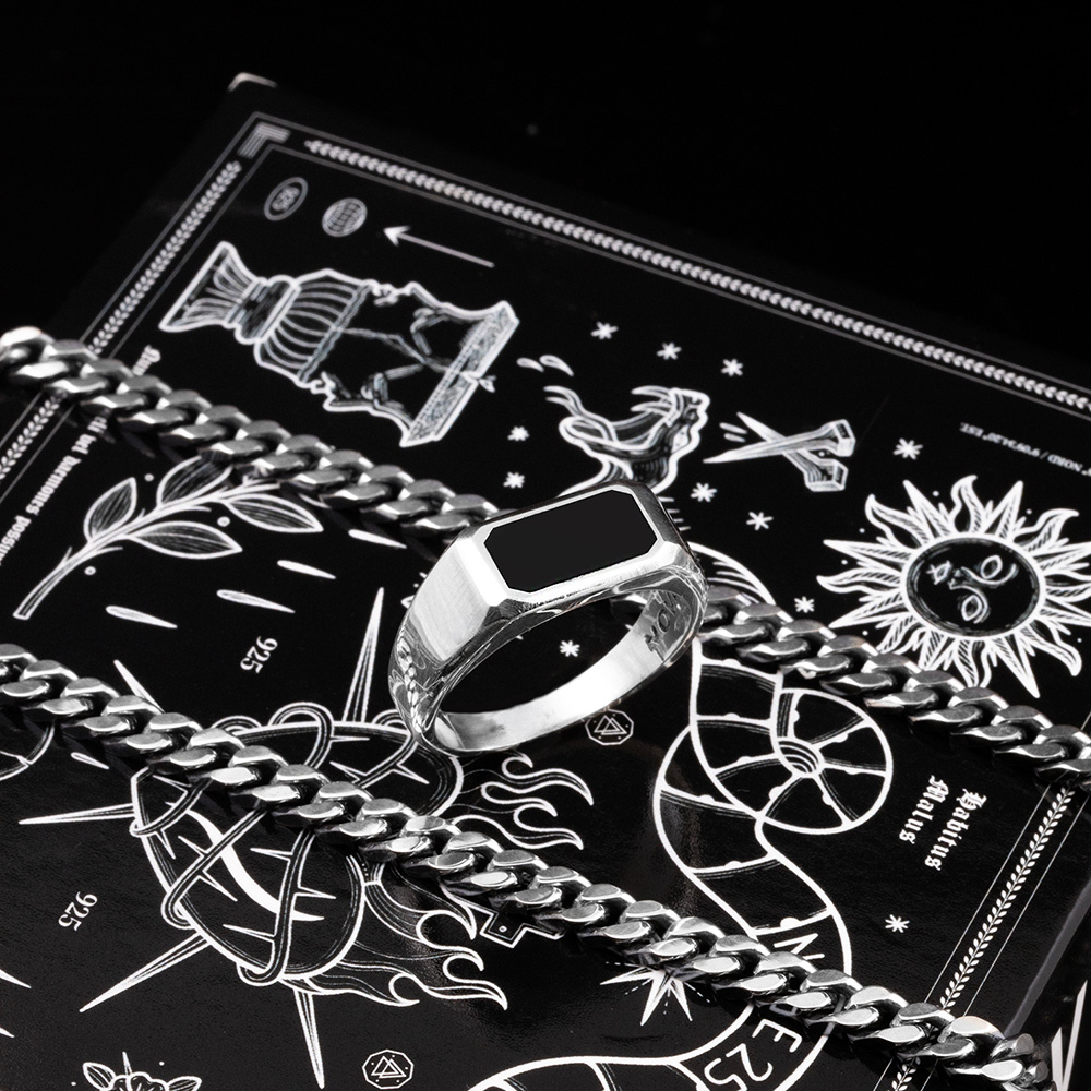 Brilla di raffinatezza e componi la tua eleganza con i gioielli delle collezioni Timeless, Opulence e Brillanti.