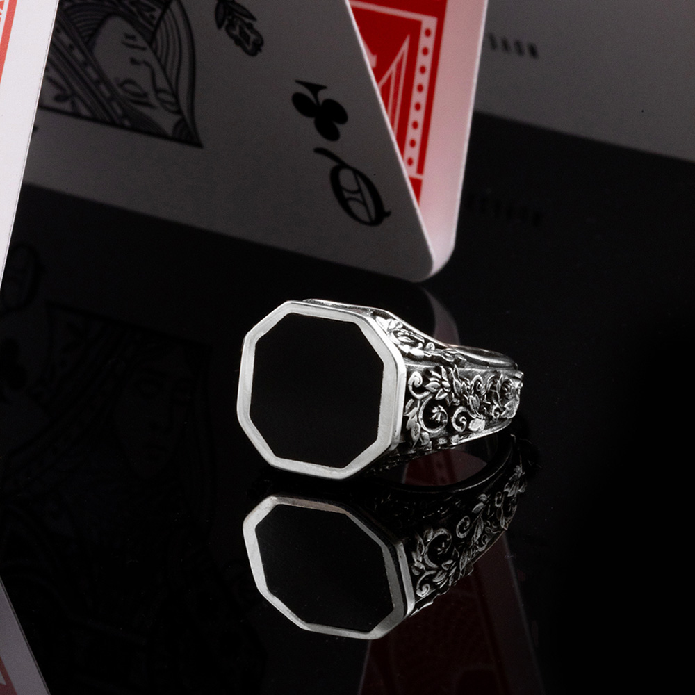 Esalta la tua anima ribelle, con gioielli contemporanei e rifiniti a mano nei minimi dettagli. Scopri le collezioni Traditional, Snake ed Eden.