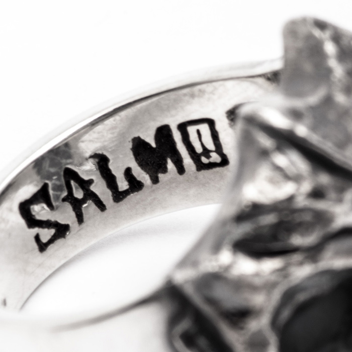 L'anello Teschio Salmo, il simbolo del rapper, è realizzato in argento 925. Il prodotto è 100% Made In Italy e viene proposto con una finitura argento brunito lucido.