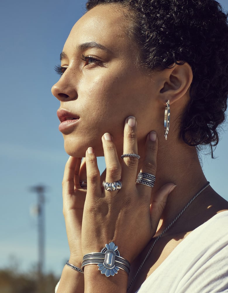 Nove25 reinterpreta lo stile etnico con il gusto tipico del brand in una collezione di anelli, fasce, bracciali, pendenti e orecchini in argento brunito e lucido.