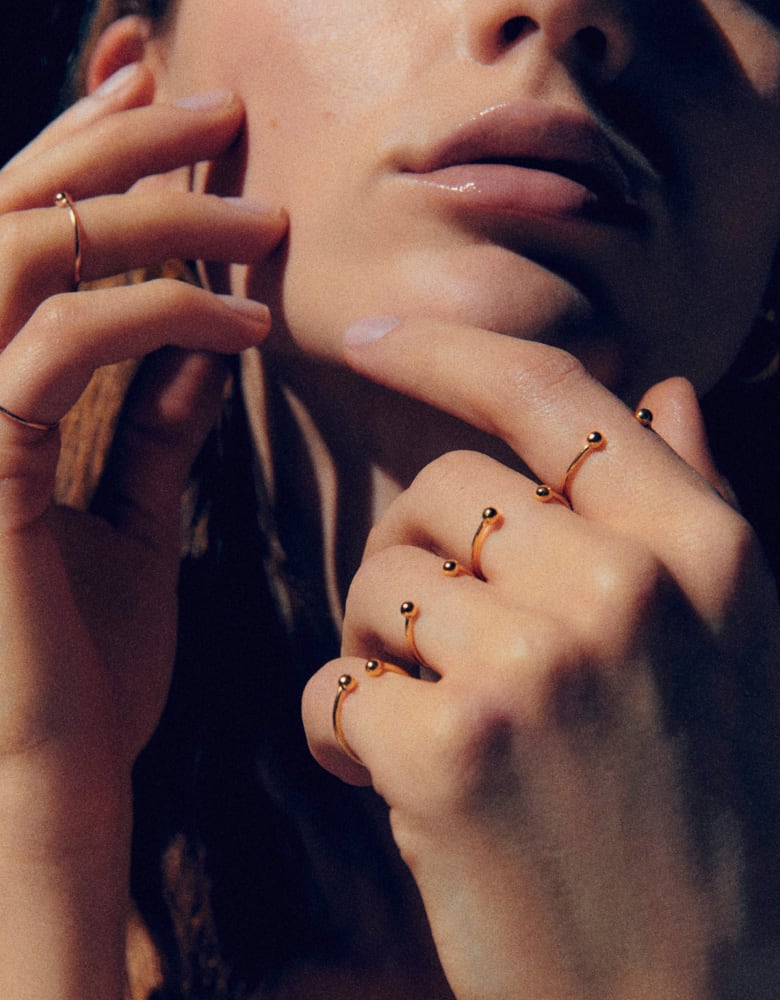 La collezione Piercing, composta da gioielli dal design minimale, la collezione richiama lo stile tipico dei piercing in più varianti di colore.