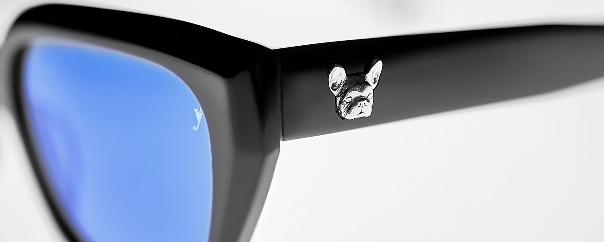 Eyepetizer X Nove25 | Una collaborazione esclusiva tanto quanto il prodotto nato, realizzato in serie limitata. Il volto di un French Bulldog realizzato in argento, incastonato su una montatura in acetato bold.