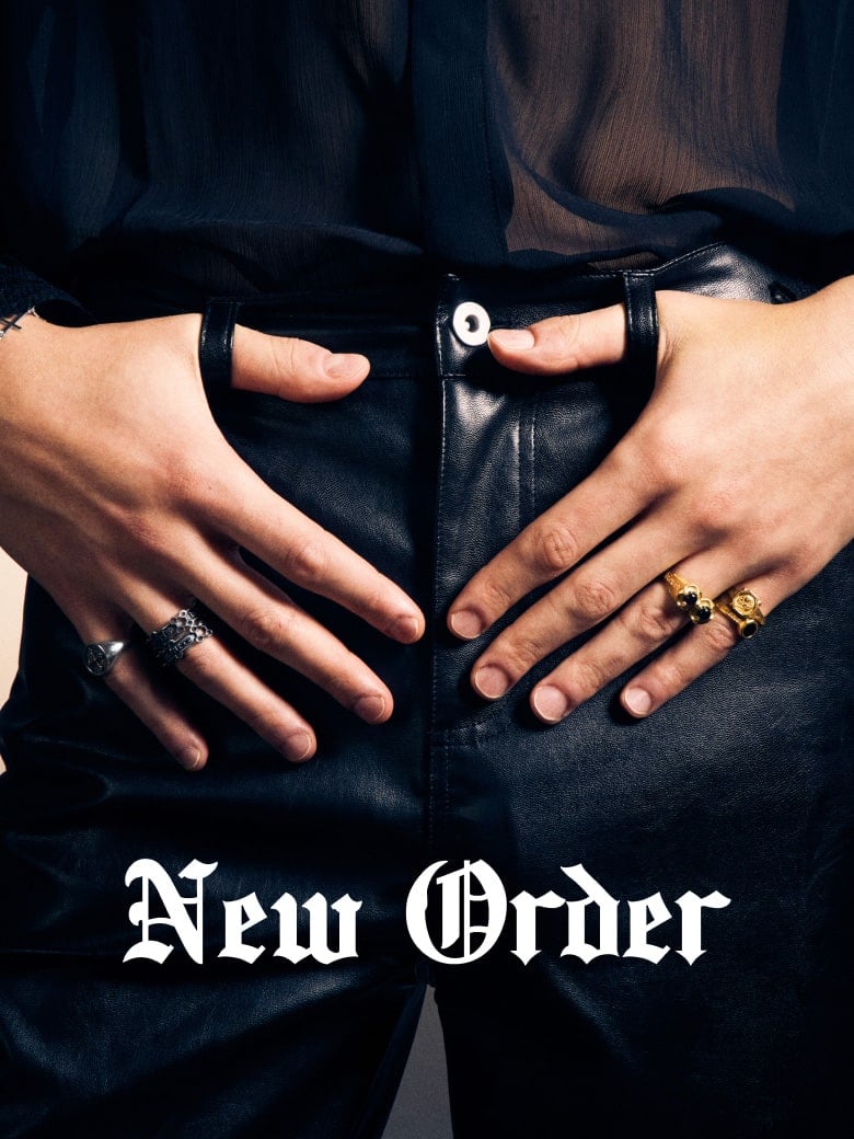 I gioielli della collezione New Order sono realizzati in argento sterling 925 e vengono prodotti interamente in Italia. Teschi, scudi, borchie e croci sono i simboli della nuova collezione Nove25.