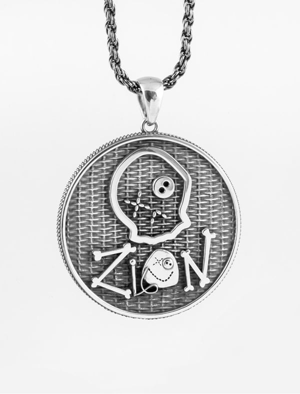 La collana customizzata per Zion Williamson, in argento sterling, trasforma la passione per il basket in un gioiello unico e finemente lavorato.