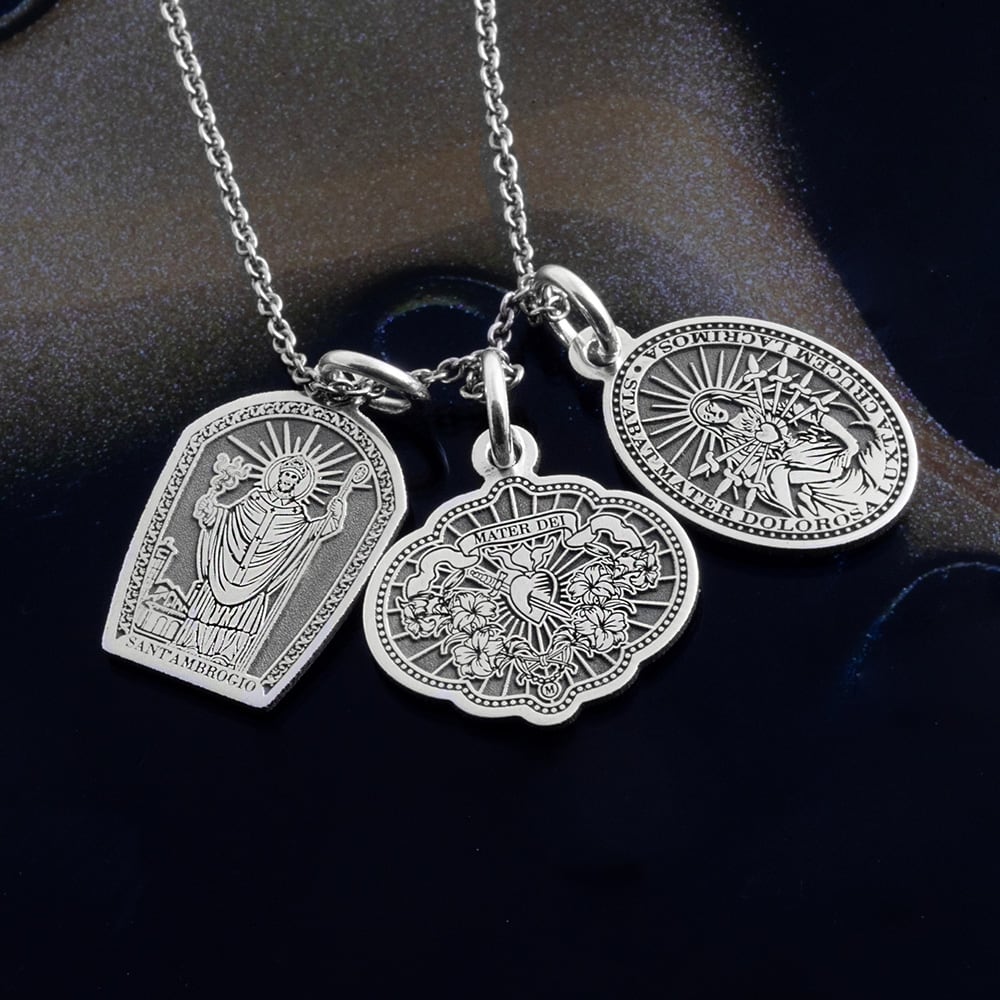 Scopri i Ciondoli Santini di Nove25 realizzati in argento sterling 925