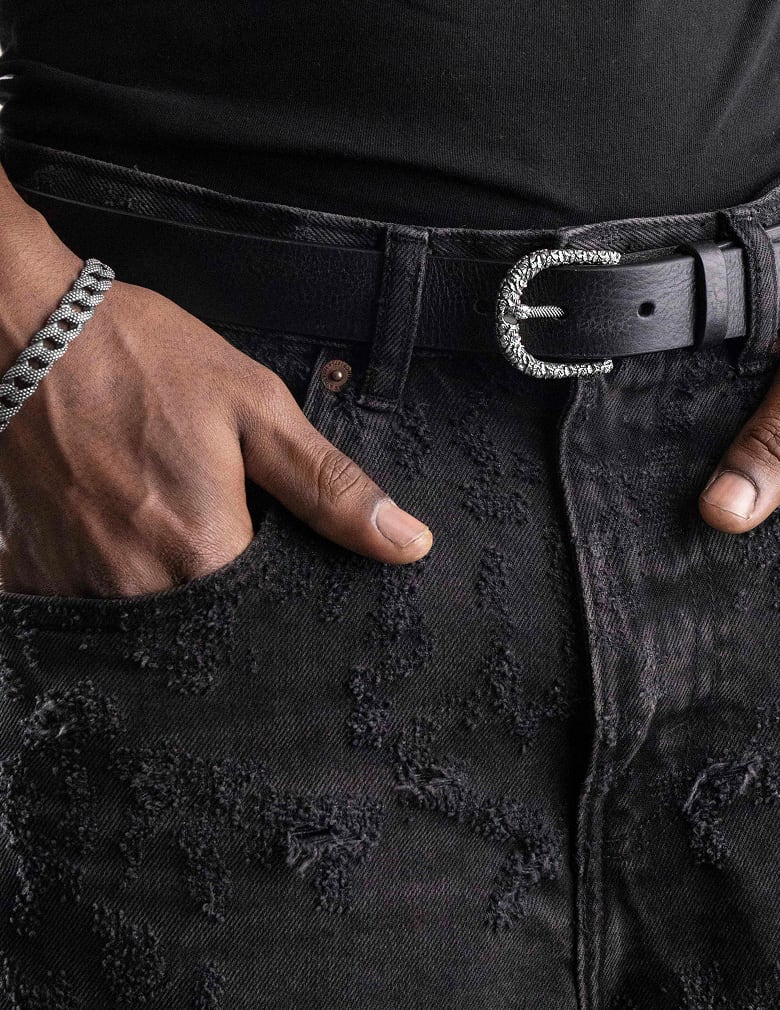 Le cinture arricchiscono le proposte Nove25 con due modelli imperdibili, ispirati a collezioni best seller. La fibbia Puntinata e quella Eden rappresentano il massimo dell&#039;espressione dello stile Nove25, fatto di cura dei dettagli e stile inconfondibile.​