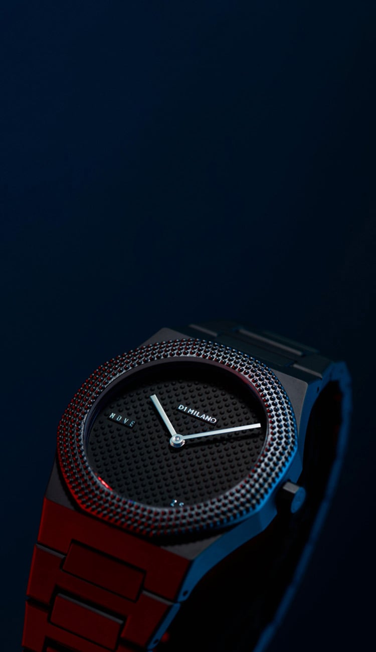 Orologio D1 MILANO X NOVE25 WATCH, frutto della collaborazione tra D1 e Nove25. Questo orologio viene realizzato in Policarbonato con rivestimento soft touch e viene proposto in colorazione nera opaca e con motivo in rilievo.